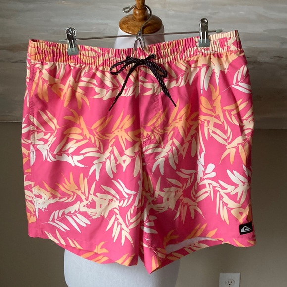 NWT Quiksilver “floral fade” volley 17 shorts/swim trunks - Picture 1 of 10